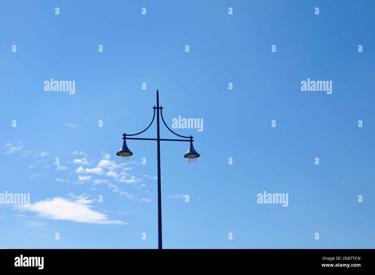 Lámpara contra cielo azul y nubes, Eastbourne, East Sussex, Inglaterra, Reino Unido Foto de stock