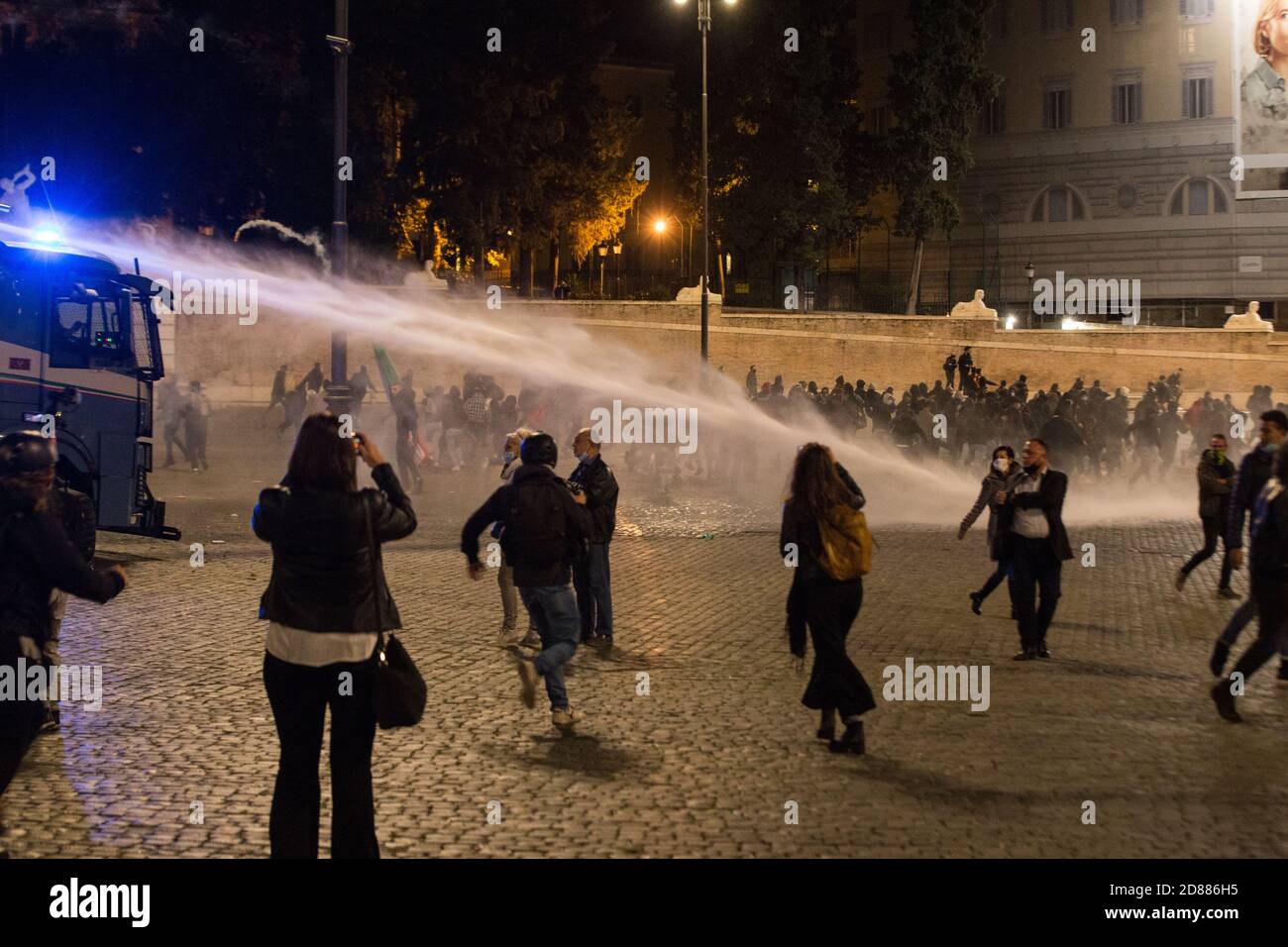 Roma, Italia. 27 de octubre de 2020. Enfrentamientos en Piazza del Popolo y alrededores en Roma entre la policía y grupos de extremistas de derecha. (Foto de Matteo Nardone/Pacific Press) crédito: Pacific Press Media Production Corp./Alamy Live News Foto de stock