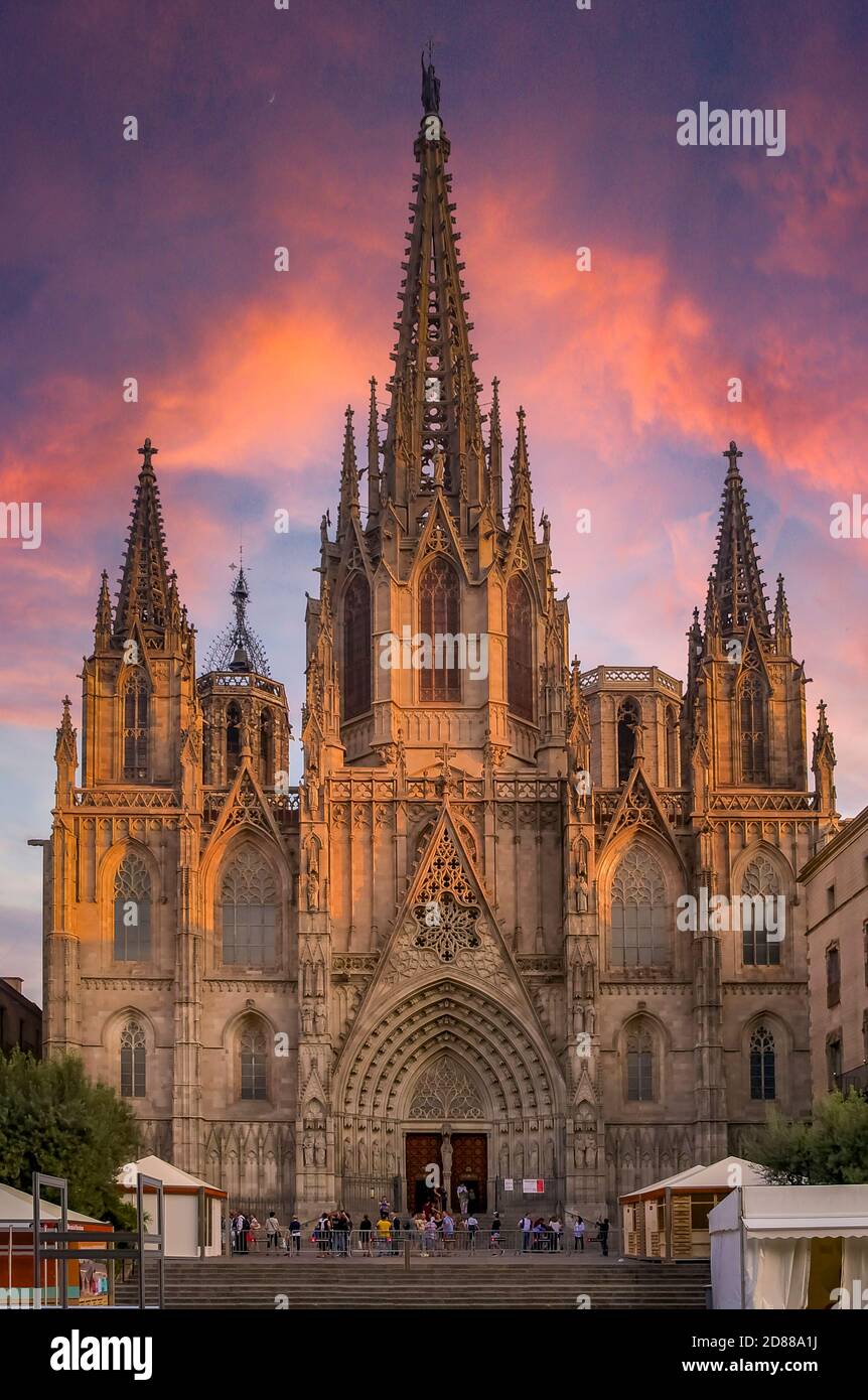Famosa Catedral gótica de la Santa Cruz y Santa Eulalia o Catedral de  Barcelona, sede del Arzobispo de Barcelona, España con los turistas al  atardecer Fotografía de stock - Alamy