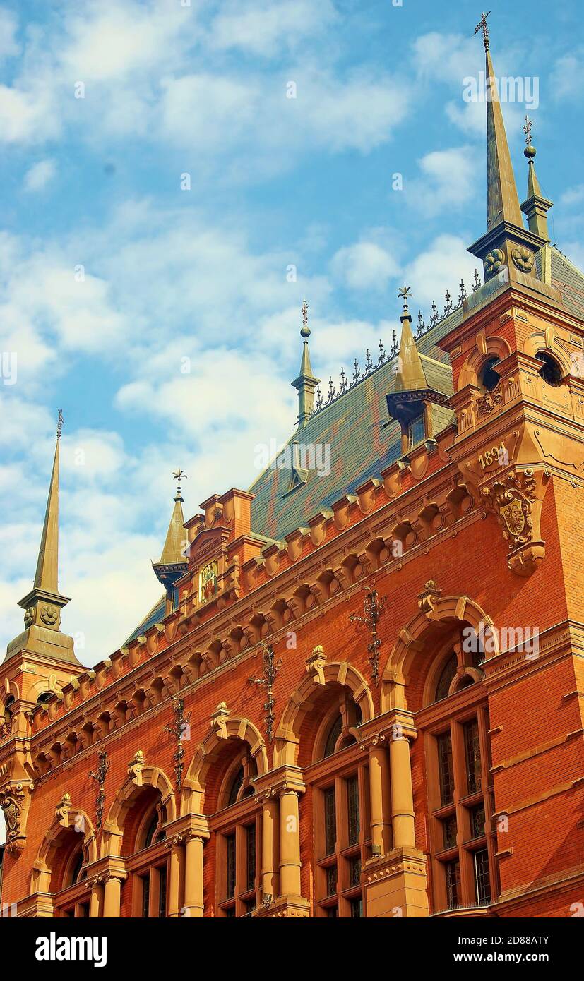 El edificio Artus Hall, con su arquitectura neorrenacentista, fue históricamente el corazón de la vida cultural patriciana en Torun, Polonia. Foto de stock