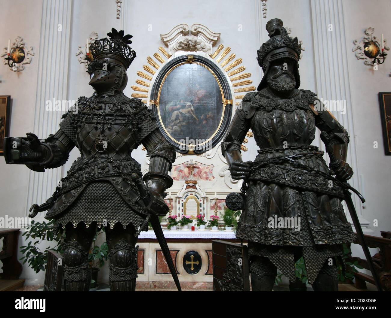 Estatuas de bronce de Fernando I, Rey de Portugal (d. 1383, izquierda), y Ernest, duque de Austria (d.1424, derecha) en la Hofkirche, Innsbruck, Austria Foto de stock