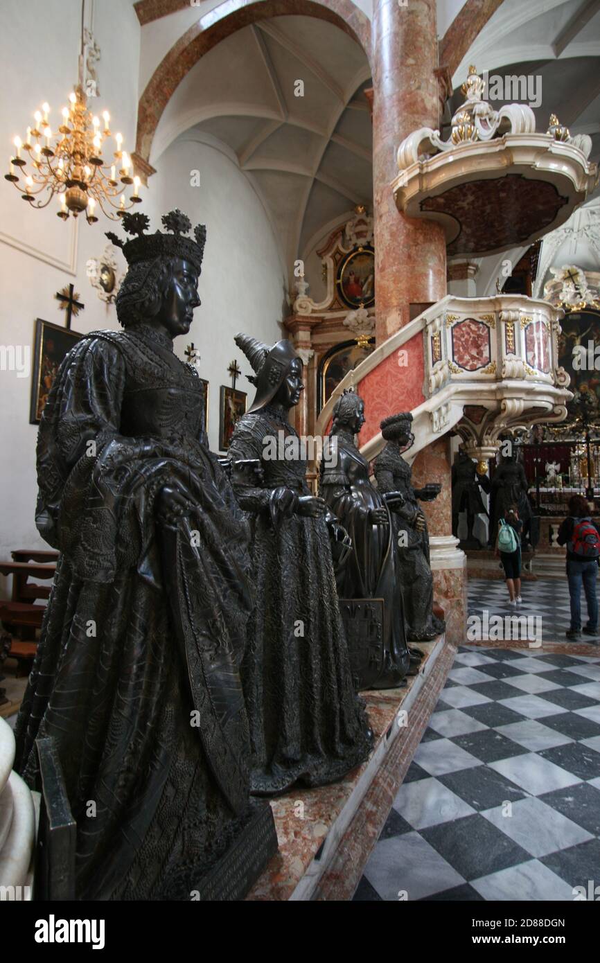 Estatuas de bronce de cuatro nobles femeninos (reinas, duchesses) en la Iglesia de la Corte (Hofkirche), Innsbruck, Tirol, Austria Foto de stock