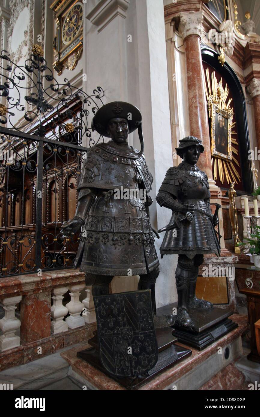 Estatuas de bronce de Duques de Borgoña, Felipe el Bueno (izquierda) y Carlos el Bold (derecha), en la Iglesia de la Corte (Hofkirche), Innsbruck, Tirol, Austria Foto de stock