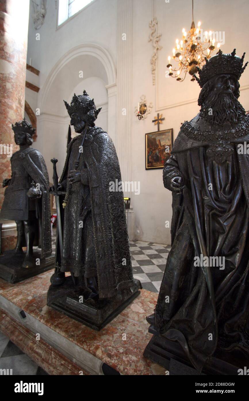 Estatuas de bronce (de derecha a izquierda) de Leopold III de Austria, el emperador Federico III y el rey Alberto II de Alemania en la Hofkirche, Innsbruck, Austria Foto de stock