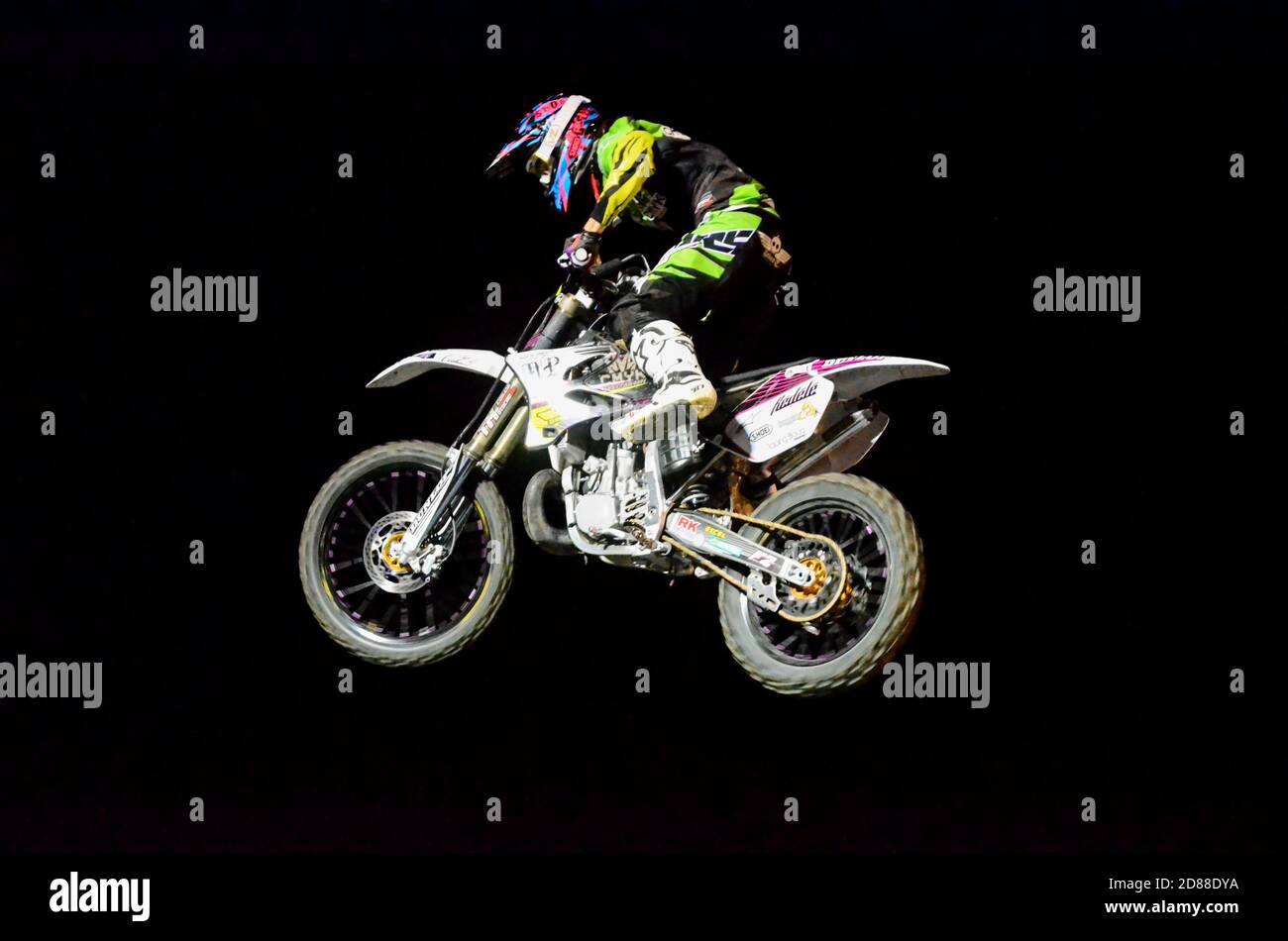 Vista Motociclista Uma Corrida Motocross Pista Lama Motocicleta Rali  Vegetação — Fotografia de Stock Editorial © frimufilms #620261606