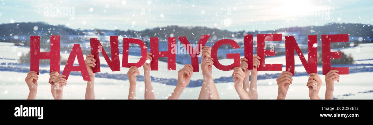 Manos sosteniendo la palabra Higiene de las manos significa Higiene de las manos, nieve de fondo de invierno Foto de stock