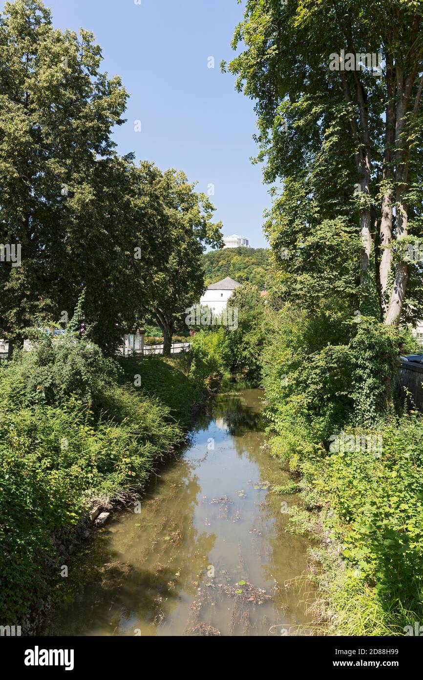 Kelheim, Bachlauf, Wassergraben, Befreiungshalle Foto de stock