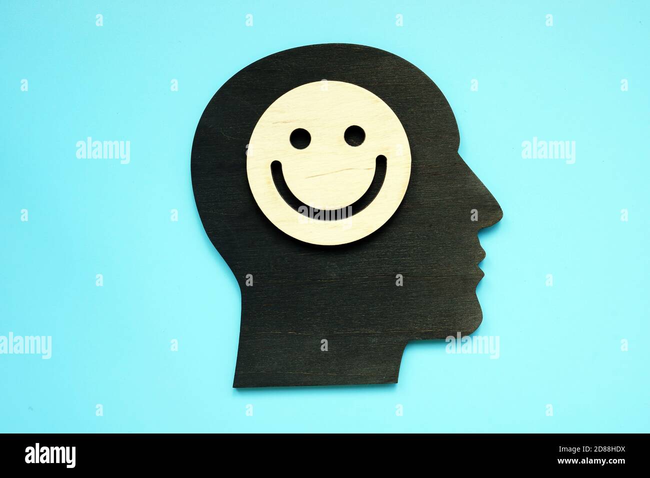 Concepto de pensamiento positivo. Forma de la cabeza y cara sonriente en ella. Foto de stock
