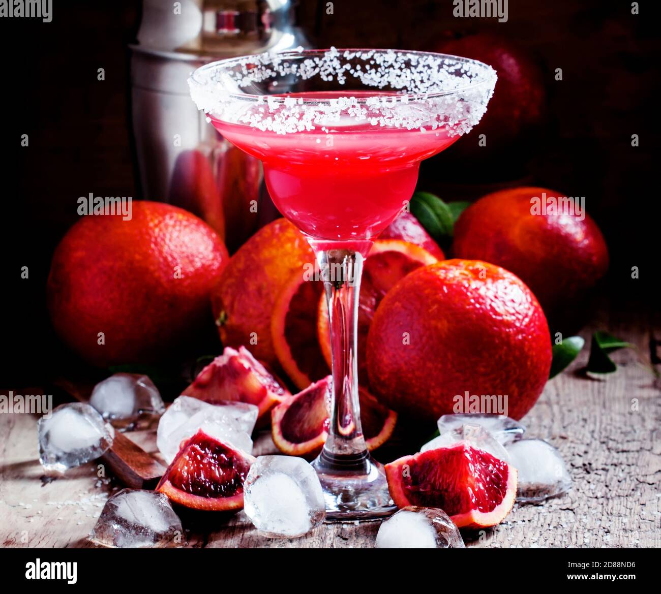 Cóctel alcohólico Negroni con Ginebra, vermut rojo, naranja sangre y cubitos de hielo, fondo enfoque selectivo Fotografía de stock - Alamy