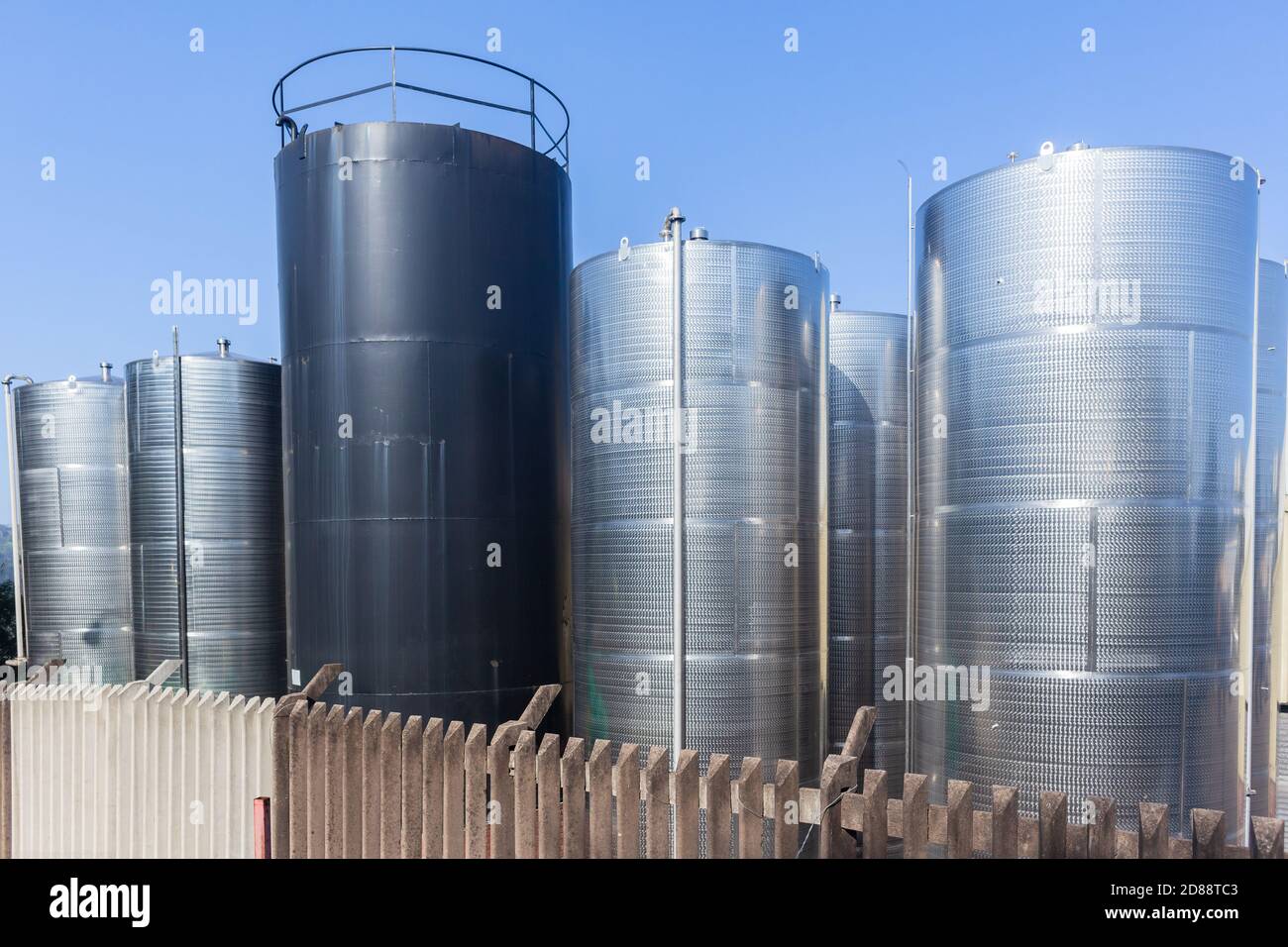 Industria tanques de almacenamiento de acero inoxidable para líquidos químicos industriales cierre foto Foto de stock