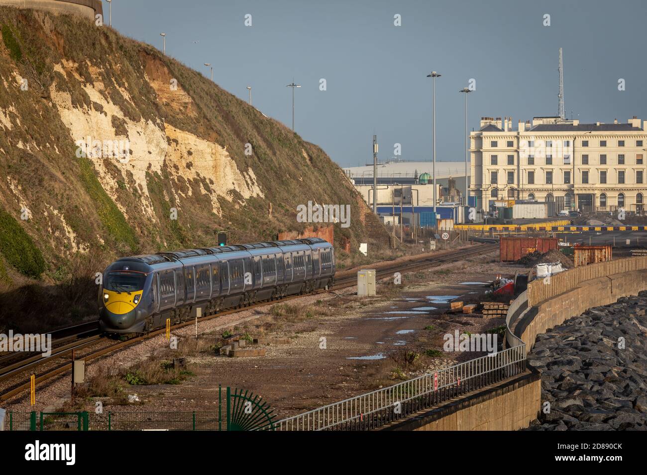 Una clase 395 se acerca a Shakespeare Cliff tunnels.Dover, Kent, Reino Unido Foto de stock