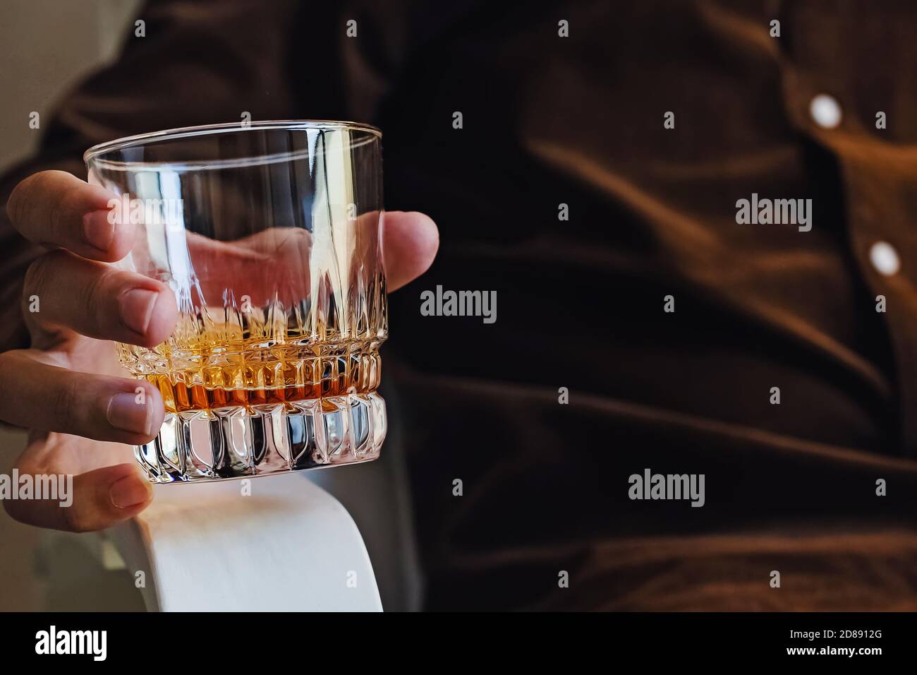Primer plano del vaso con whisky Foto de stock