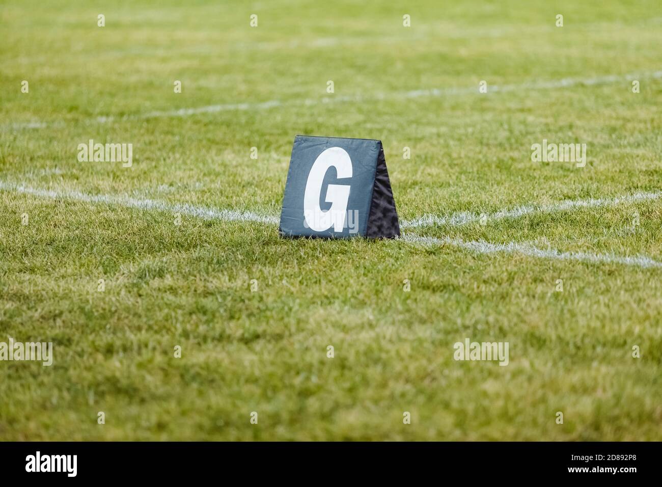 Un marcador de línea de meta listo para practicar en la banda de marcha ensayo Foto de stock