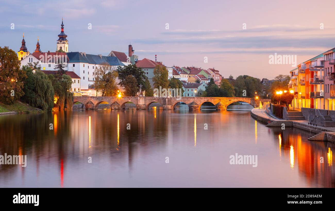 Pisek, República Checa. Paisaje urbano panorámico imagen de Pisek con el famoso Puente de Piedra en la hermosa puesta de sol de otoño. Foto de stock