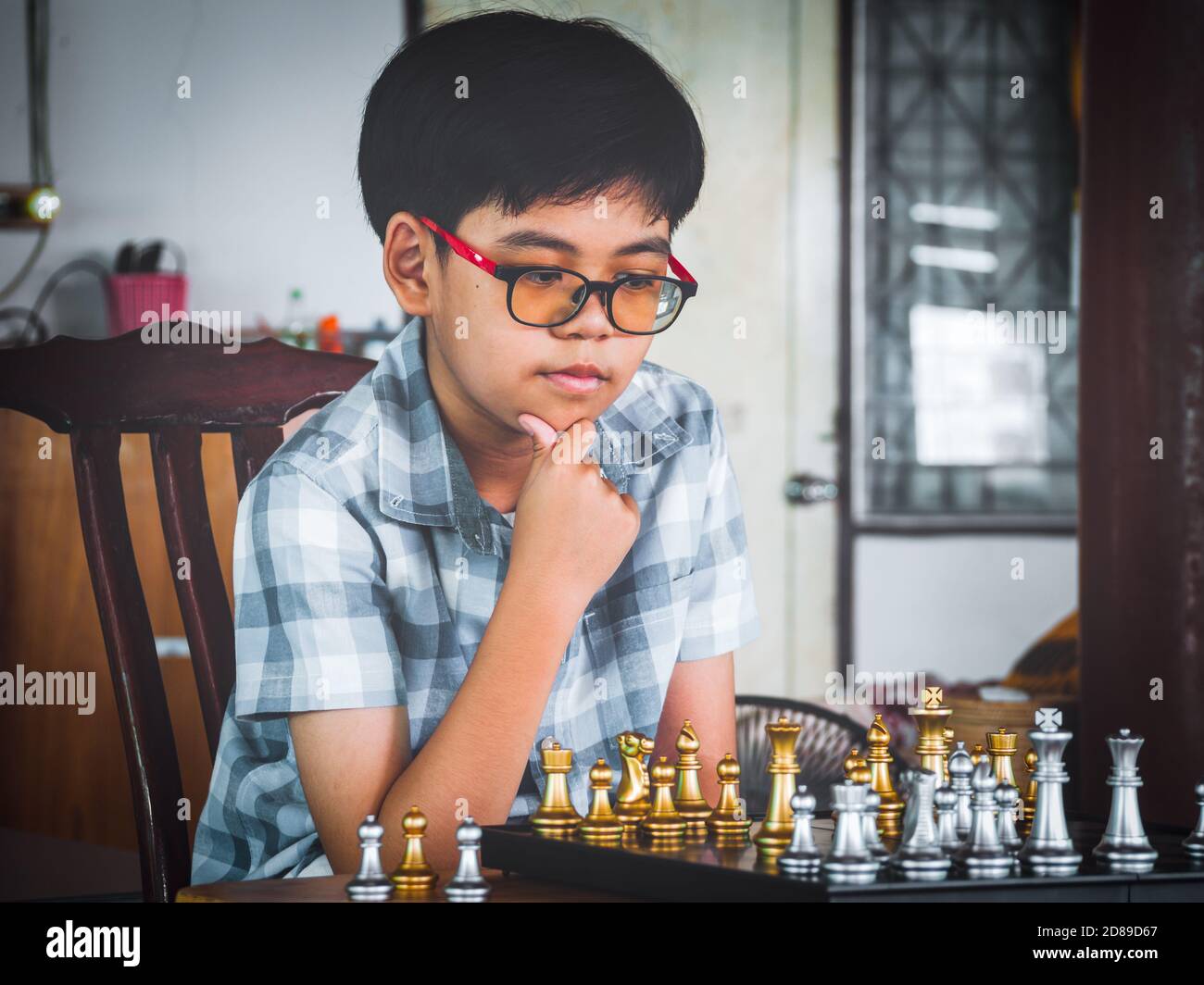 menino sério concentrado desenvolvendo gambito de xadrez, estratégia,  jogando jogo de tabuleiro para vencedor concentração inteligente e criança  pensante enquanto joga xadrez. conceito de aprendizagem, tática e análise.  7292816 Foto de stock