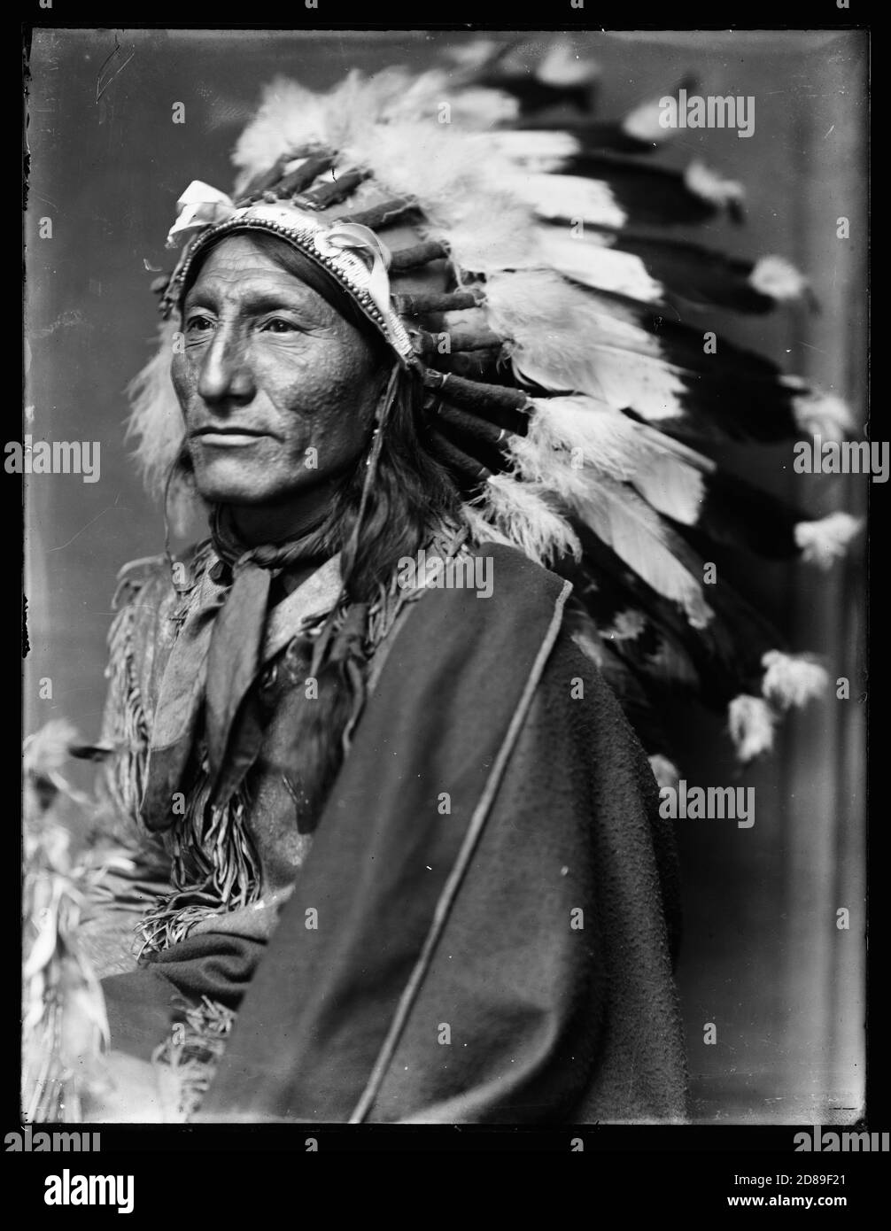 Retrato nativo americano, Whirling Horse, indio americano 1890 Foto de stock