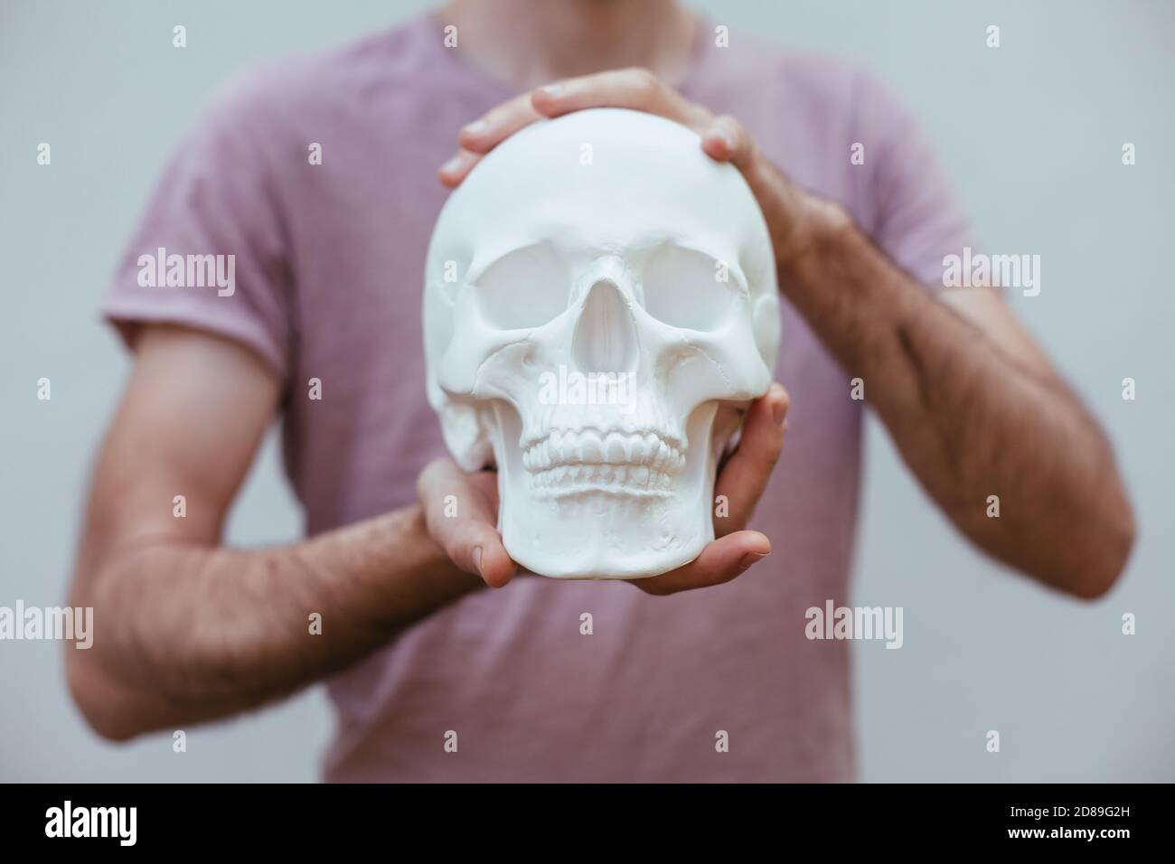 Hombre sujetando un cráneo humano Foto de stock
