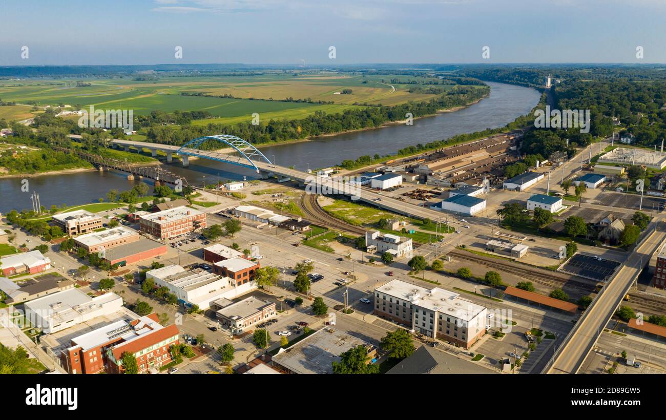 Vista aérea sobre el centro de la ciudad de Atchison Kansas in luz de media mañana Foto de stock