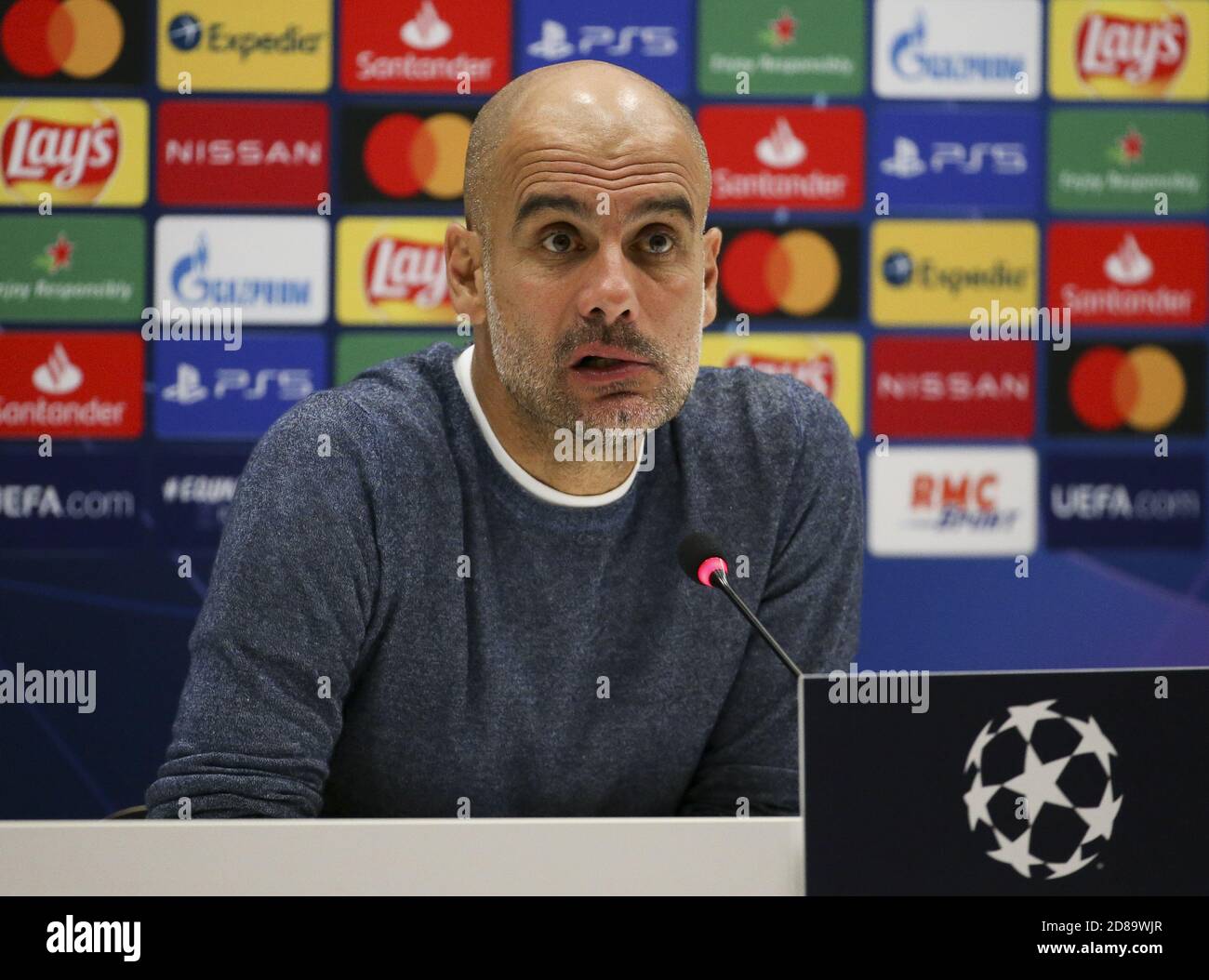 El entrenador del Manchester City Pep Guardiola responde a los medios de comunicación durante la rueda de prensa posterior al partido después de la Liga de Campeones de la UEFA, Group Stage, C Foto de stock