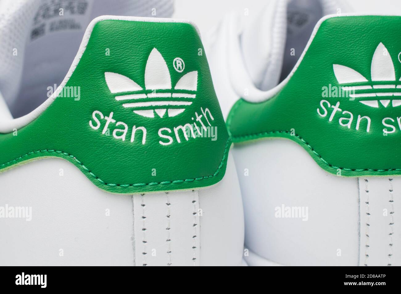 Carrara, Italia - 28 de octubre de 2020 - Adidas Stan Smith sneaker clásico  (blanco y verde) detalle de logotipo Fotografía de stock - Alamy