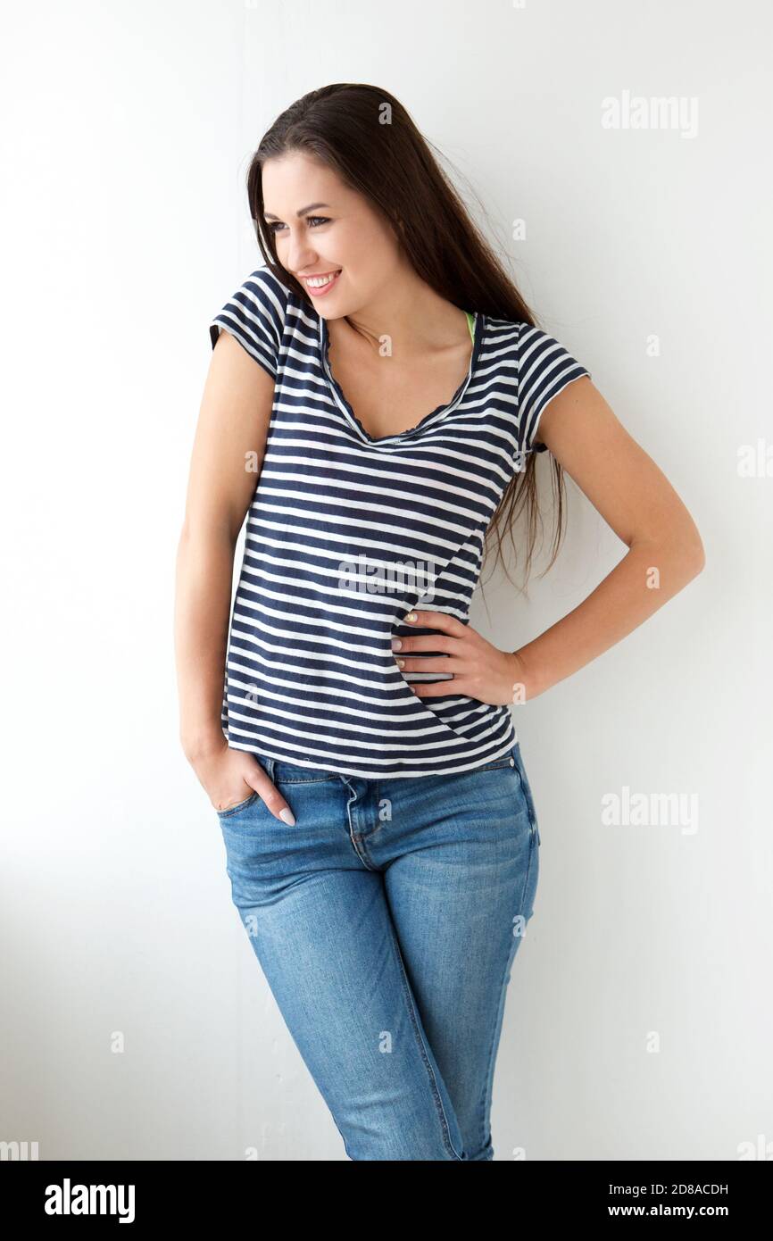 Retrato de una atractiva joven sonriendo en camisa a rayas contra fondo blanco Foto de stock