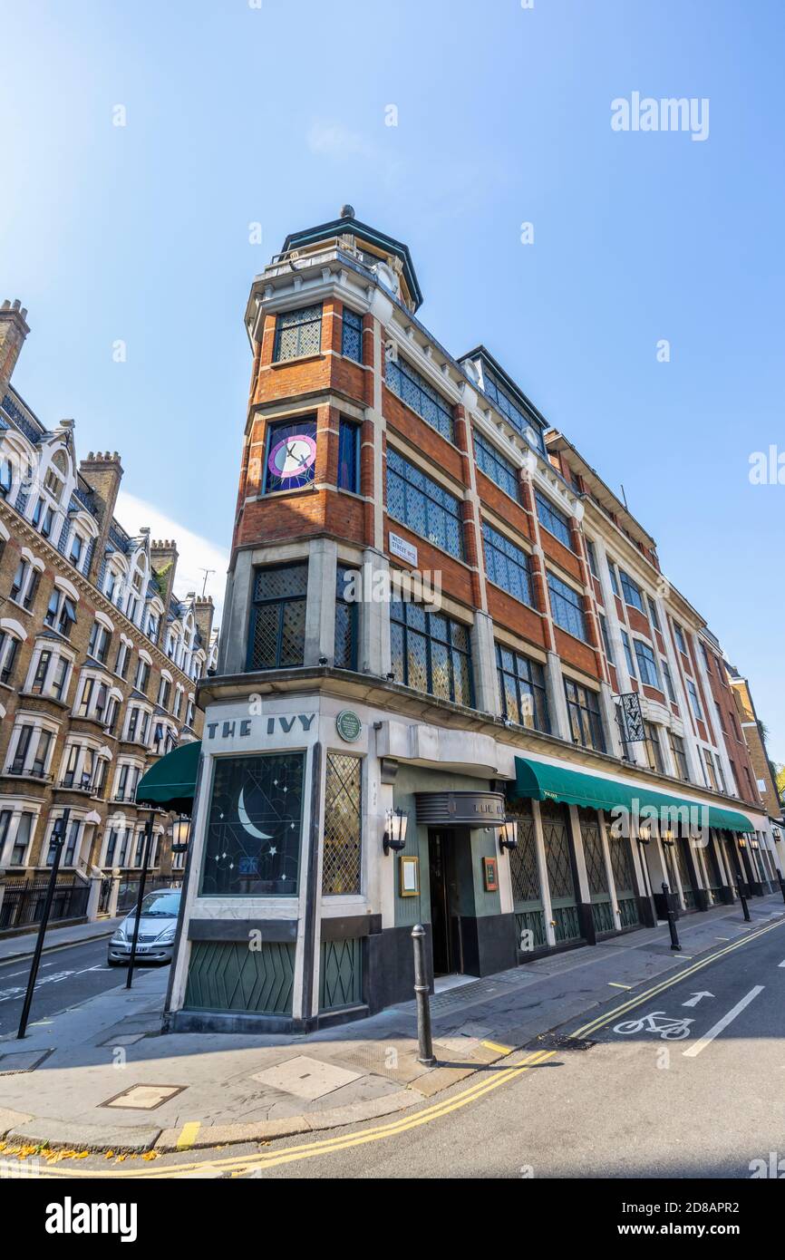 Vista de la calle del exterior del icónico restaurante de alta gama, el Ivy, en Theaterland, en el West End de Londres, West Street WC2 Foto de stock