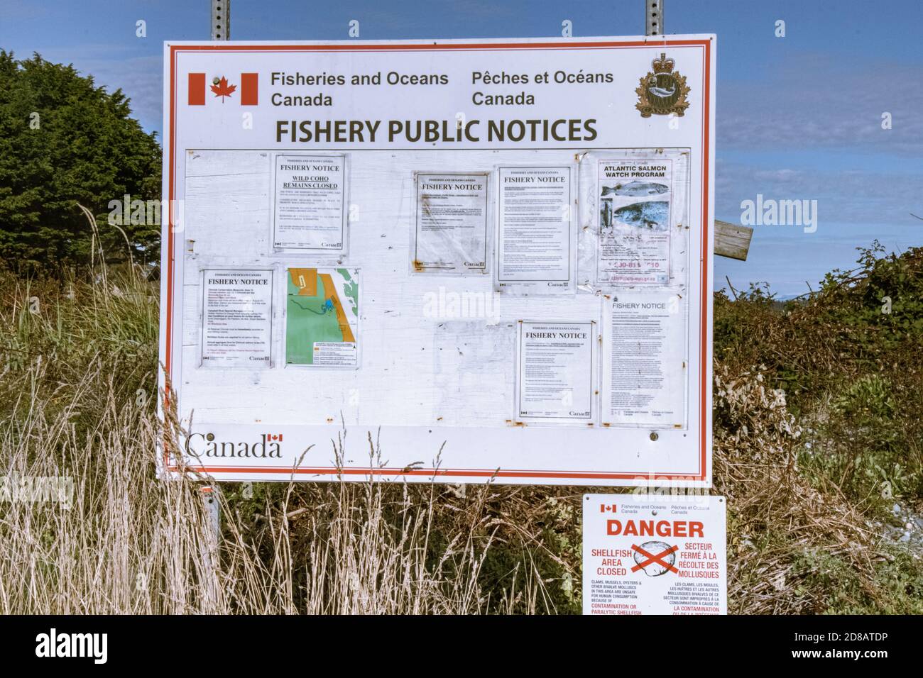 Campbell River, Canadá - 7 de octubre de 2020: Vista de la señal Noticias públicas de pesca por Pesca y Océanos Canadá Foto de stock