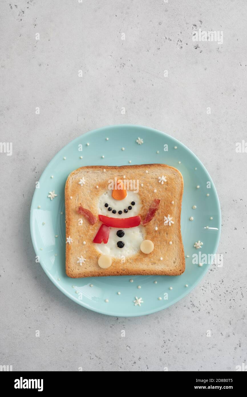 Desayuno de Navidad: Tostadas con clara de huevo en forma de muñeco de nieve Foto de stock