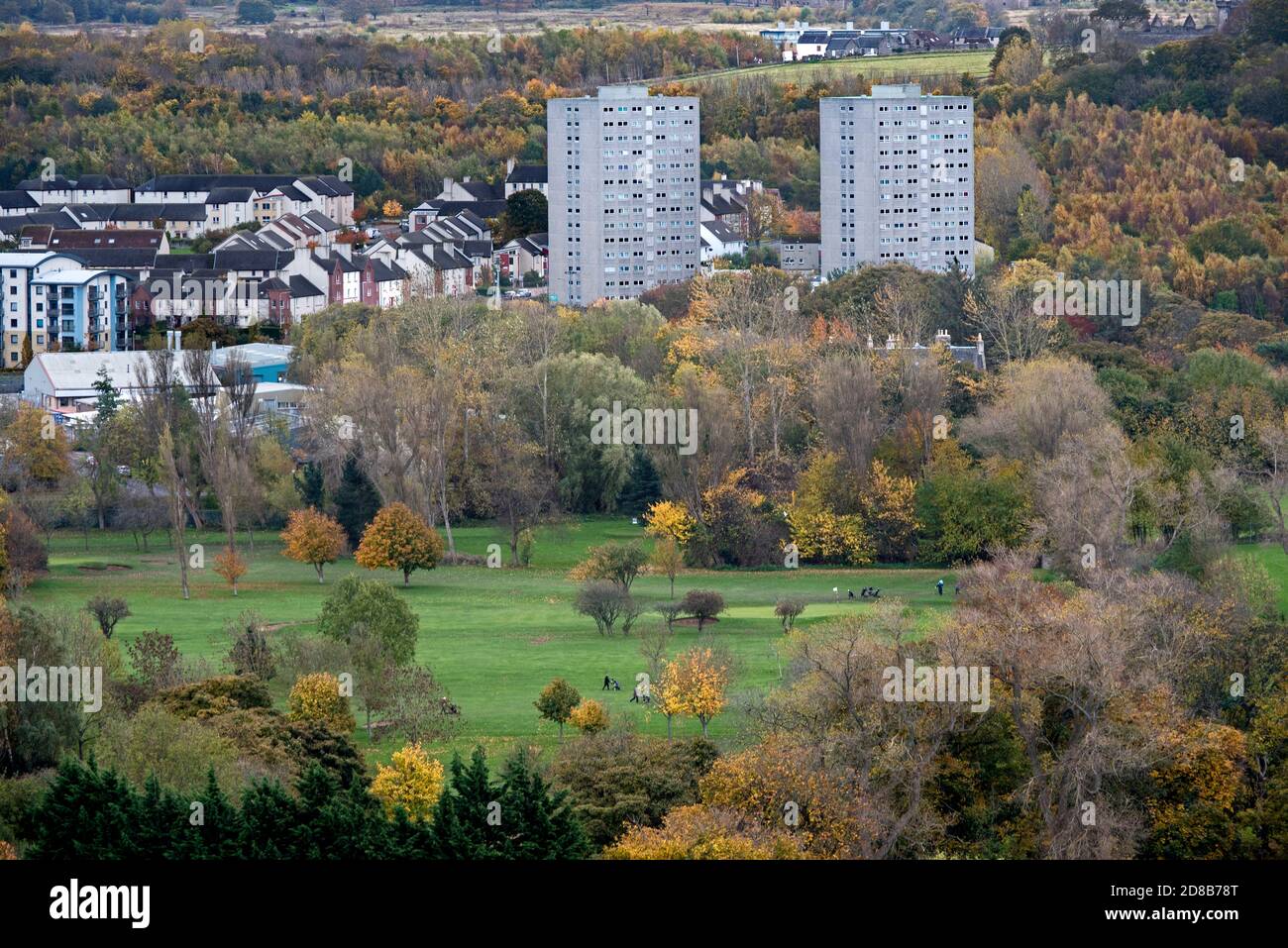 Prestonfield Golf Club en otoño con los altos pisos de Peffermill Court en el fondo, tomado de Queens Drive, Edimburgo, Escocia, Reino Unido. Foto de stock