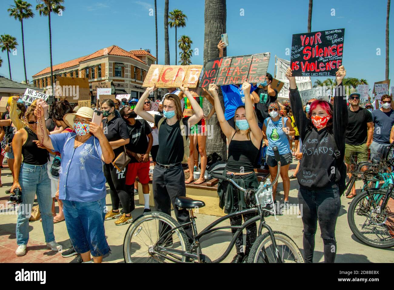 Usando máscaras debido al coronavirus, una demostración de Black Lives Matter lleva signos en Newport Beach, CA. Foto de stock