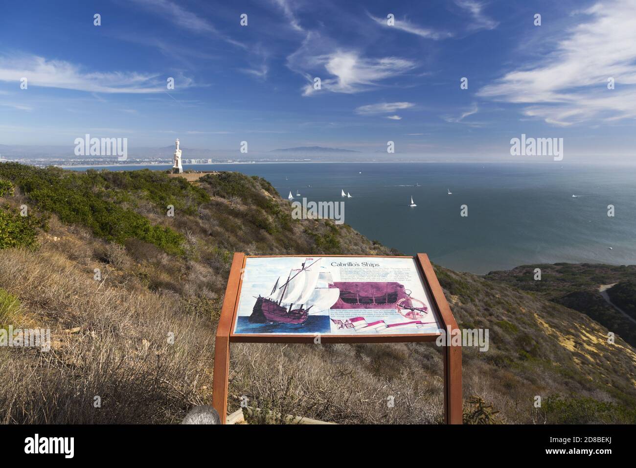 Tabla de información en el Monumento Nacional Juan Rodríguez Cabrillo a distancia Bahía de San Diego en Horizon desde la Península de Point Loma Foto de stock