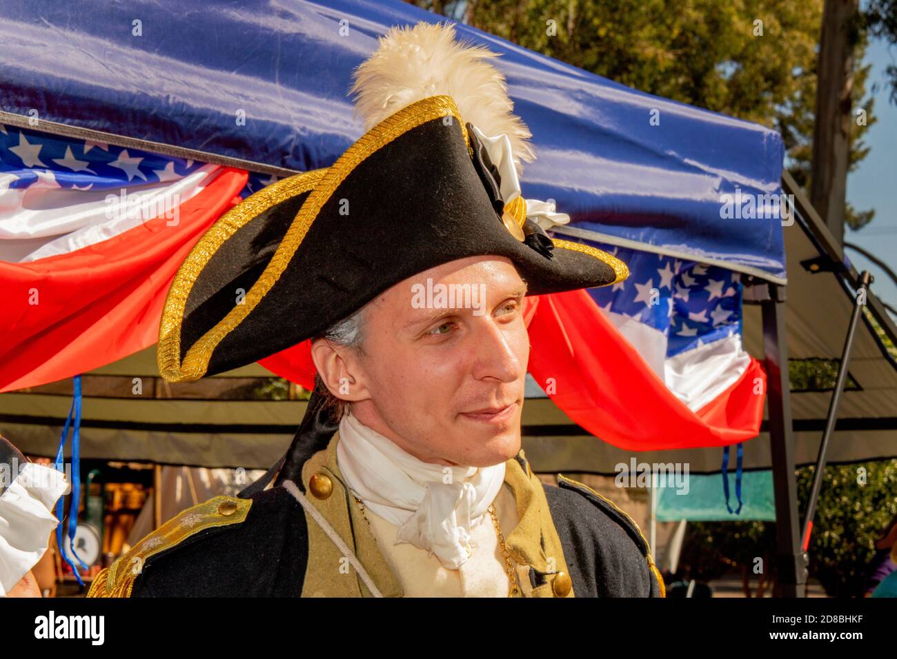 Un actor retrata al Marquis de Lafayette en una reconstrucción de la Guerra Revolucionaria Americana en un parque de Huntington Beach, CA. Foto de stock