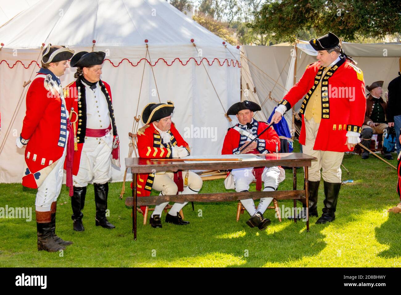 Los oficiales del Ejército Británico Redcoat son retratados por actores en una reconstrucción de la Guerra Revolucionaria Americana en Huntington Beach, CA. Foto de stock