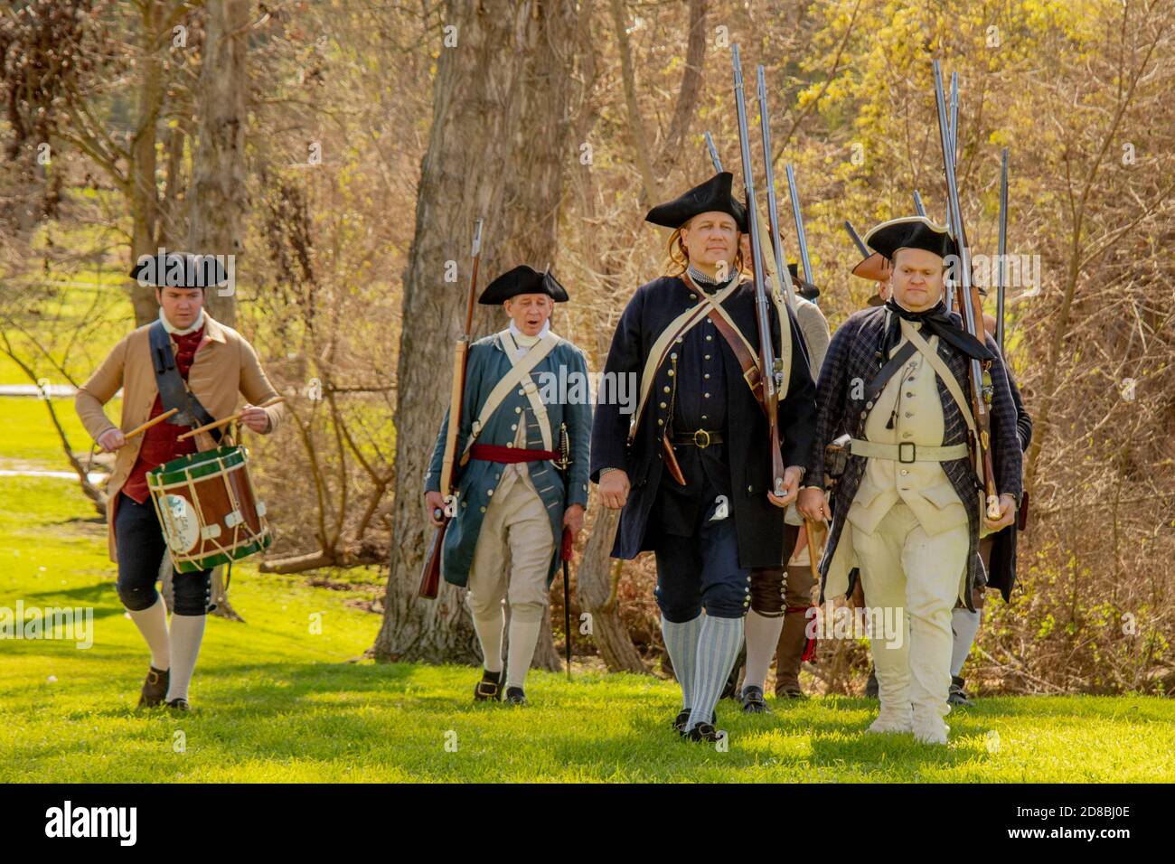 Un baterista acompaña a los soldados rebeldes representados por los actores march to Batalla en una recreación histórica de una Guerra Revolucionaria Americana Batalla en una caza Foto de stock