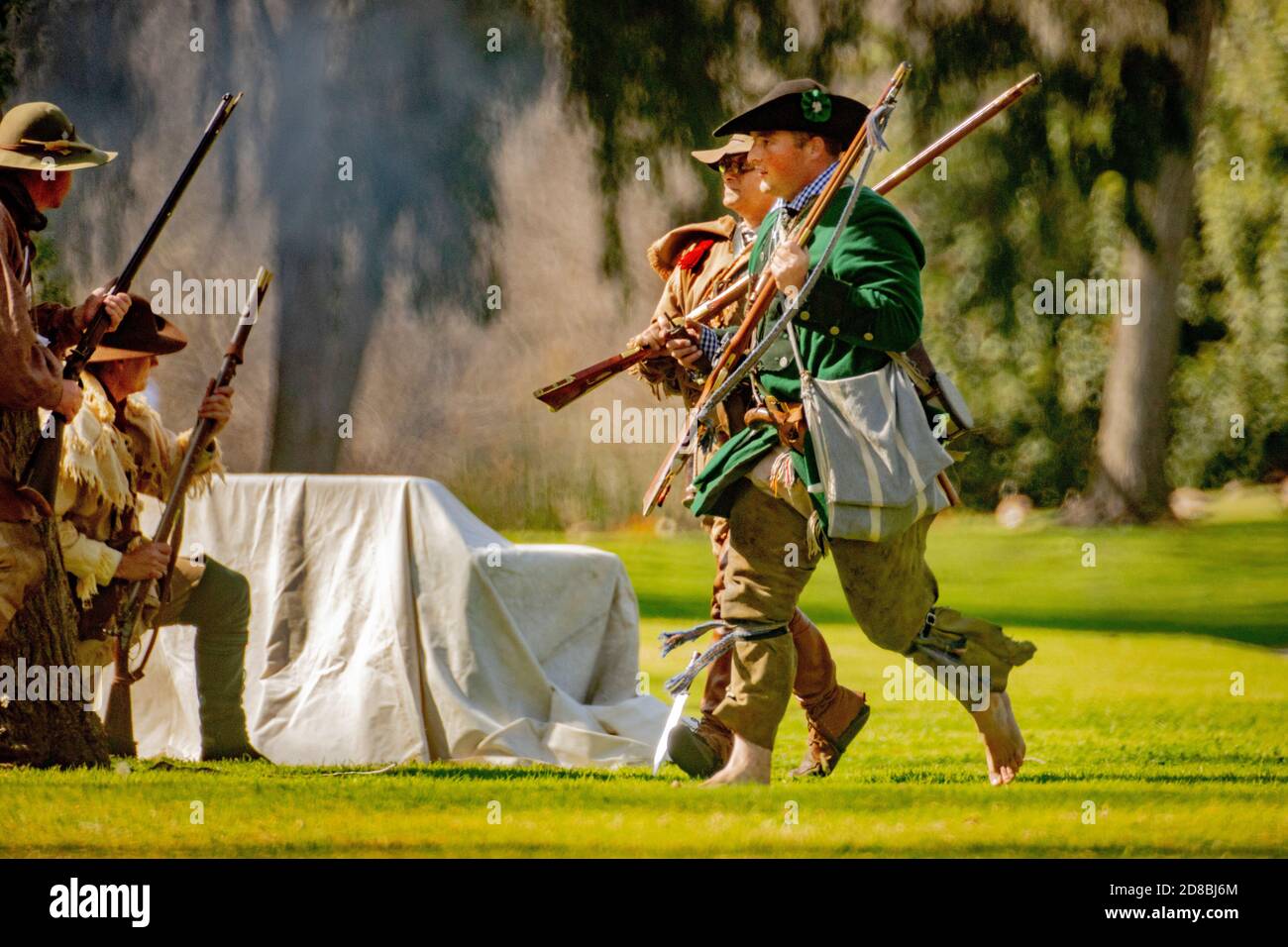Los soldados rebeldes golpearon un retiro apresurado pero temporal en una recreación histórica de una batalla de la Guerra Revolucionaria Americana en un parque de Huntington Beach, CA. Foto de stock