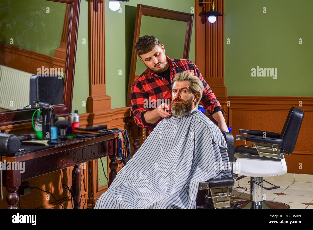 Hombre cliente sentarse silla. Servicios de peluquería. Como caballero y  ser humano decente, debes dar propina a tu barbero. Visita peluquería.  Mantener la forma. Peluquería. Cliente de barbershop. Recortando la barba  Fotografía
