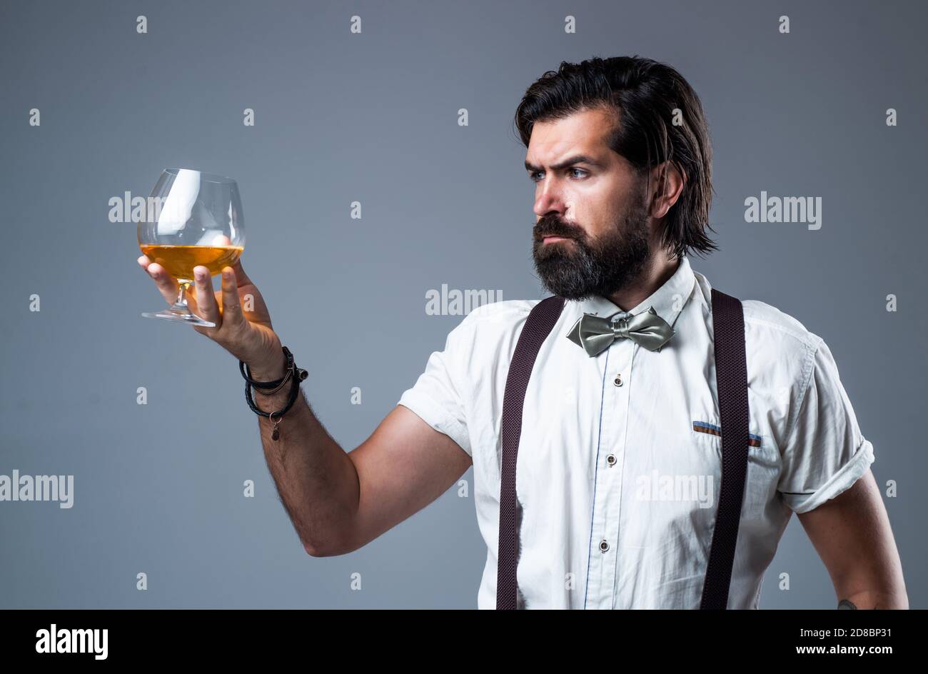 sommelier seguro sosteniendo el vaso de brandy en las manos, bebida  alcohólica Fotografía de stock - Alamy