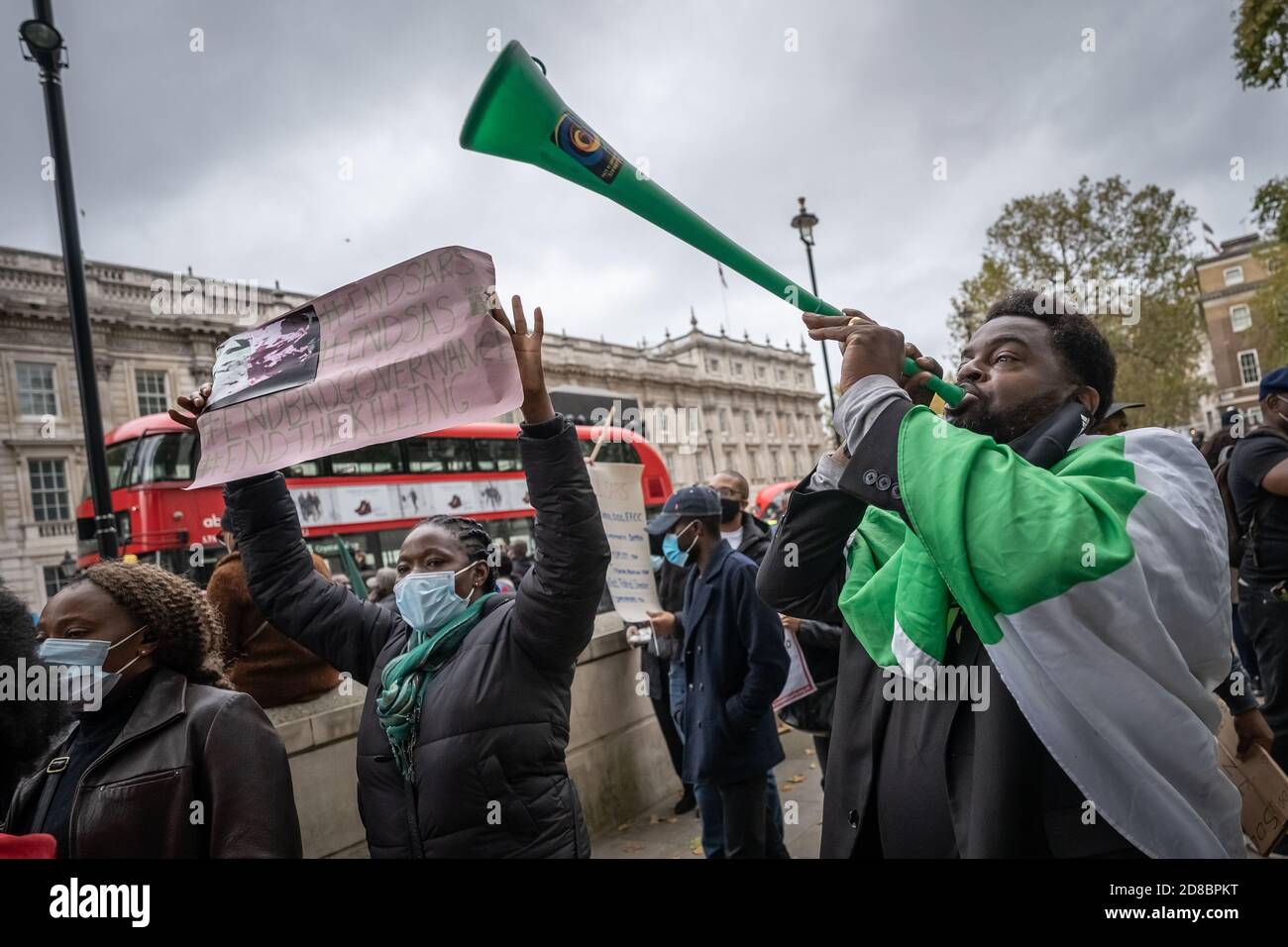 Los británicos y nigerianos se manifiestan frente a Downing Street contra la brutalidad policial llevada a cabo por una unidad de la policía nigeriana llamada SARS. Londres. Foto de stock