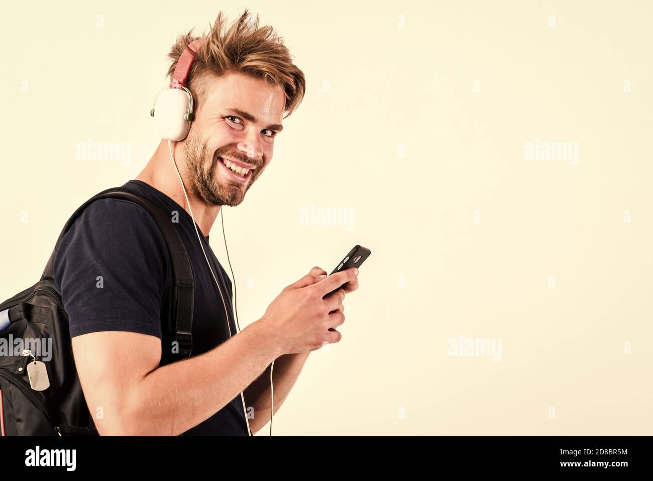 Gadget de música. Accesorios musicales gadgets. Hombre escuchar música  online auriculares y smartphone. La tecnología moderna. Concepto de  aplicación de música. Concepto de reproductor de mp3. Disfrute musical  perfecto sonido auriculares Fotografía