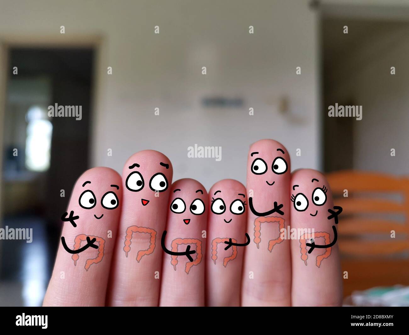 Seis dedos están decorados como seis personas. Tienen un sistema digestivo saludable. Foto de stock
