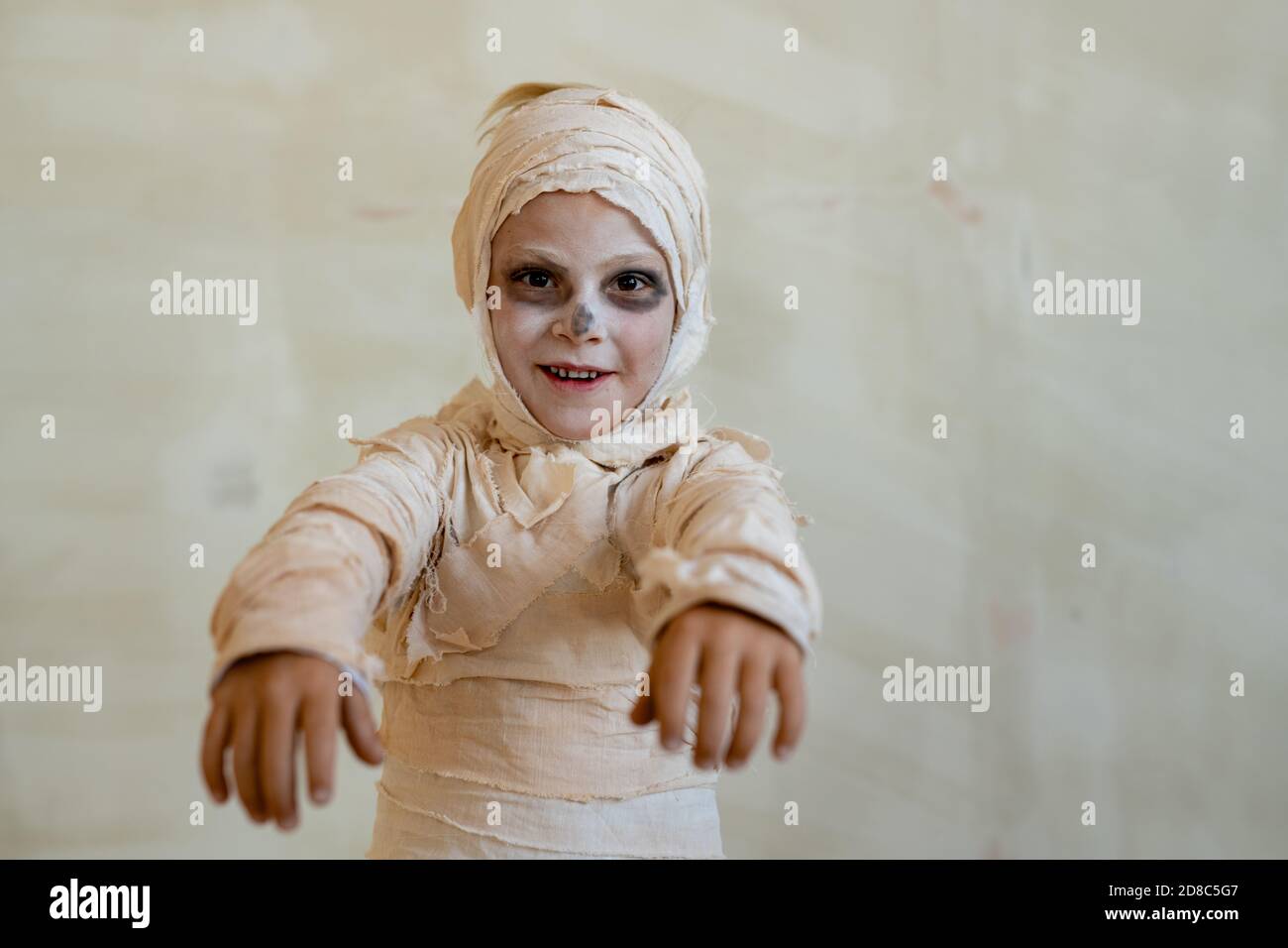 Retrato de un niño positivo en un disfraz de momia hecho de vendas Actuando  como zombie en la fiesta de Halloween Fotografía de stock - Alamy