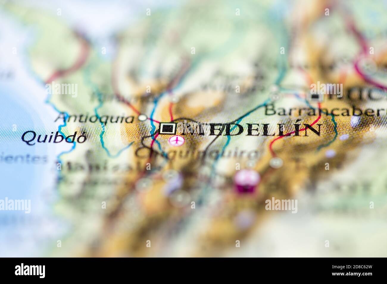 Profundidad de campo reducida se centra en la ubicación del mapa geográfico de Medellín ciudad Colombia América del Sur continente en atlas Foto de stock