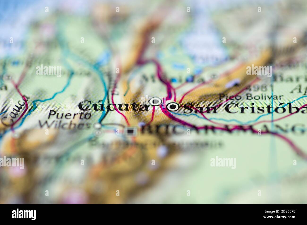Profundidad de campo reducida se centra en la ubicación del mapa geográfico de Cucuta ciudad Colombia Sur América continente en atlas Foto de stock
