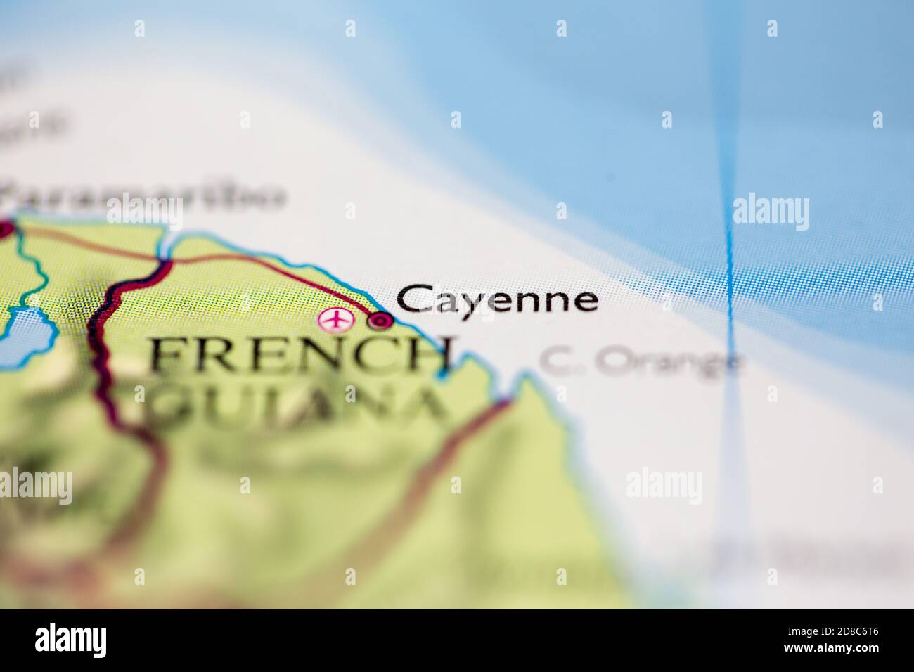 Profundidad de campo reducida se centra en la ubicación del mapa geográfico de Cayenne ciudad Guayana Francesa América del Sur continente en atlas Foto de stock