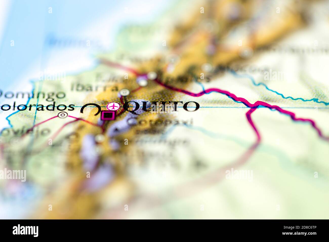 Profundidad de campo reducida se centra en la ubicación del mapa geográfico de Quito Ecuador Sur América continente en atlas Foto de stock
