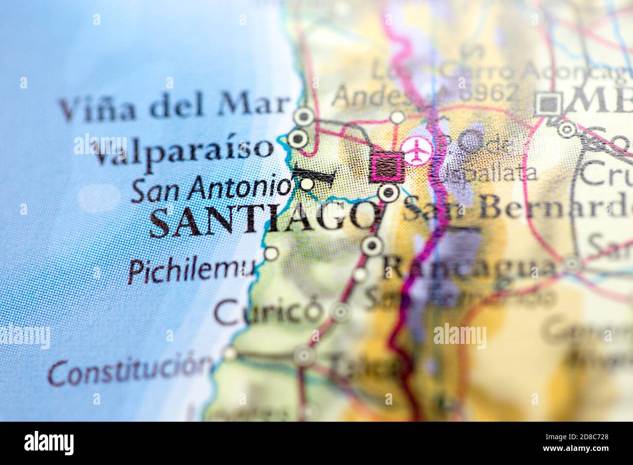 Profundidad de campo reducida se centra en la ubicación del mapa geográfico de Santiago ciudad Chile Sur América continente en atlas Foto de stock