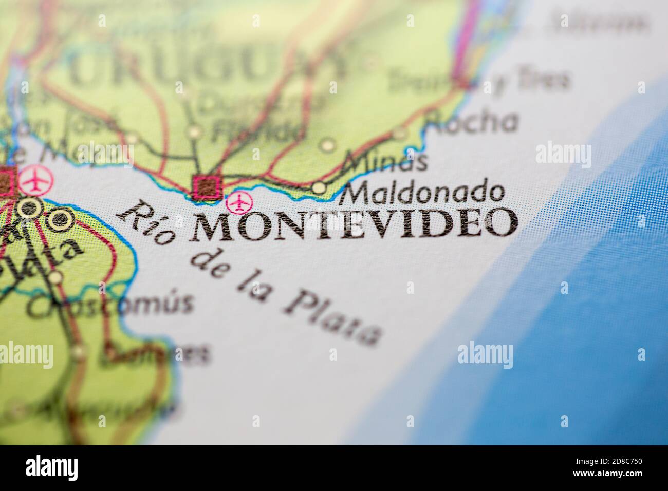 Profundidad de campo reducida se centra en la ubicación del mapa geográfico de Montevideo ciudad Argentina América del Sur continente en atlas Foto de stock