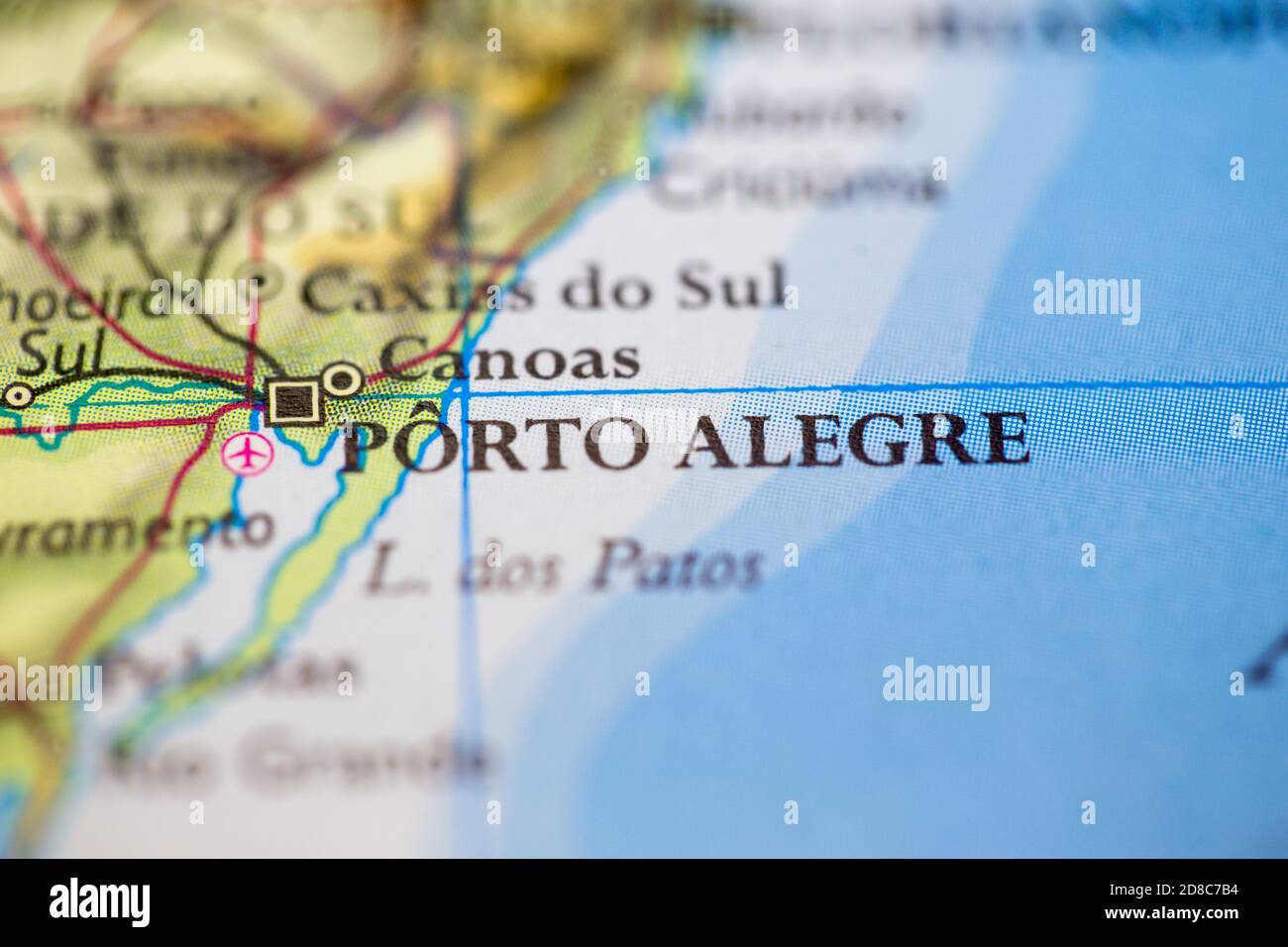 Profundidad de campo reducida se centra en la ubicación del mapa geográfico de Porto Alegre ciudad Brasil América del Sur continente en atlas Foto de stock