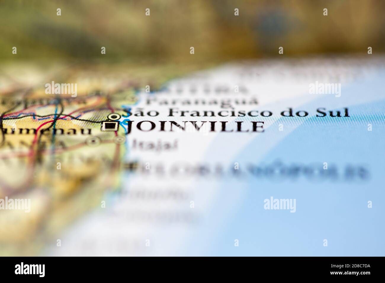 Profundidad de campo reducida se centra en la ubicación del mapa geográfico de Joinville ciudad Brasil América del Sur continente en atlas Foto de stock