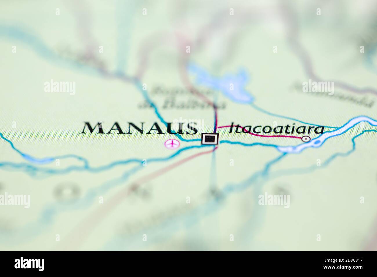Profundidad de campo reducida se centra en la ubicación del mapa geográfico de Manaus ciudad Brasil América del Sur continente en atlas Foto de stock
